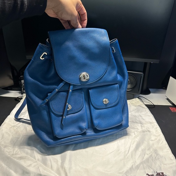 coach backpack blue leather Charter in Graphic : Clothing, Shoes & Jewelry Signature coated canvas and smooth leather Inside zip cell phone and multifunction pockets Laptop compartment with zip closure Zip closure recycled polyester lining Top handle with 3 drop Outside zip pocket Luggage sleeve Adjustable shoulder straps Fits a 16 laptop 11 3/4 (L) x 16 1/2 (H) x 6 (W) Style No. Coach League Flap Leather Teal